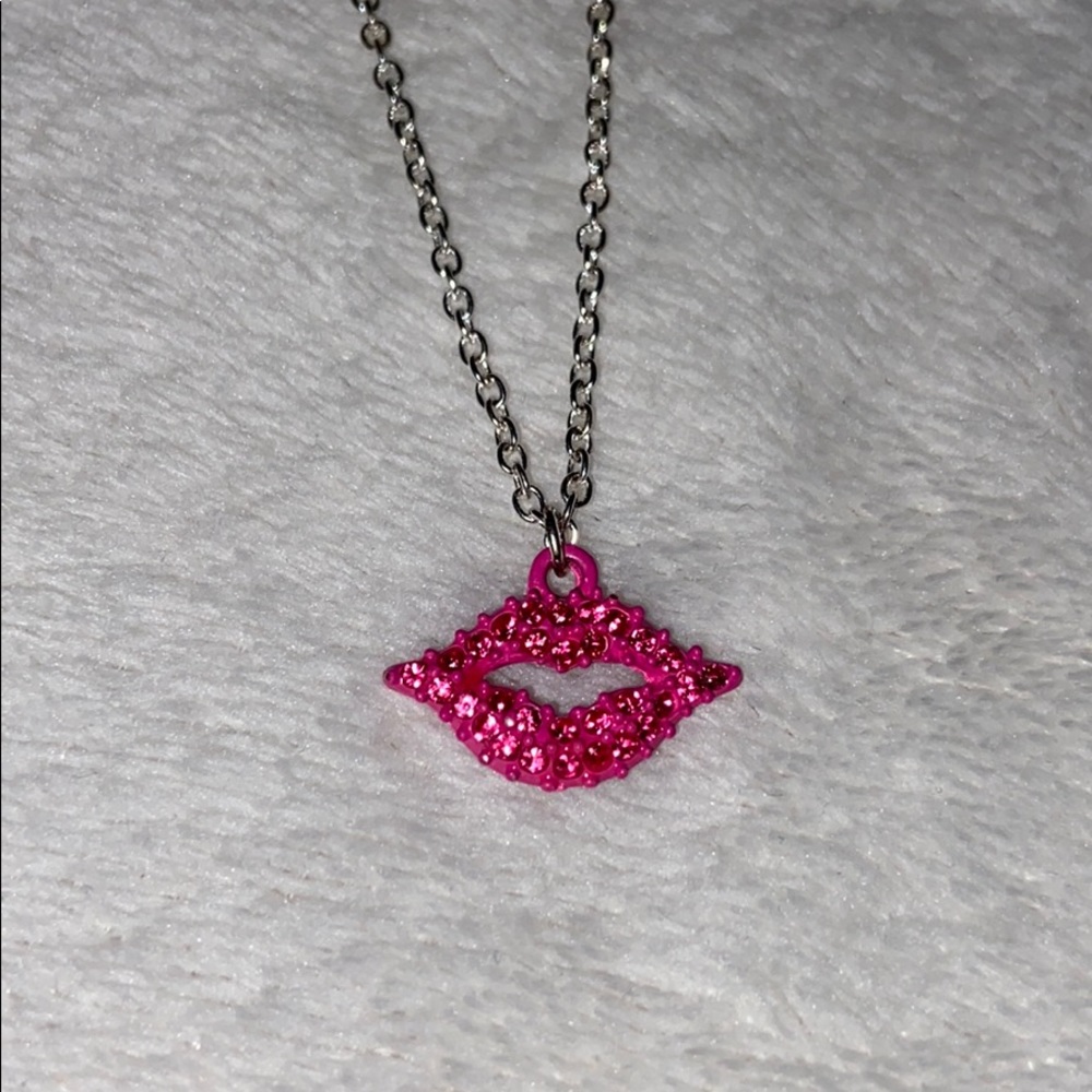 kissy lip necklace